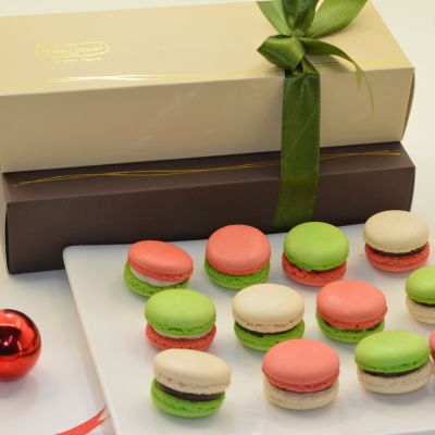 Christmas Macaroons 12 Pcs - Classy Pack